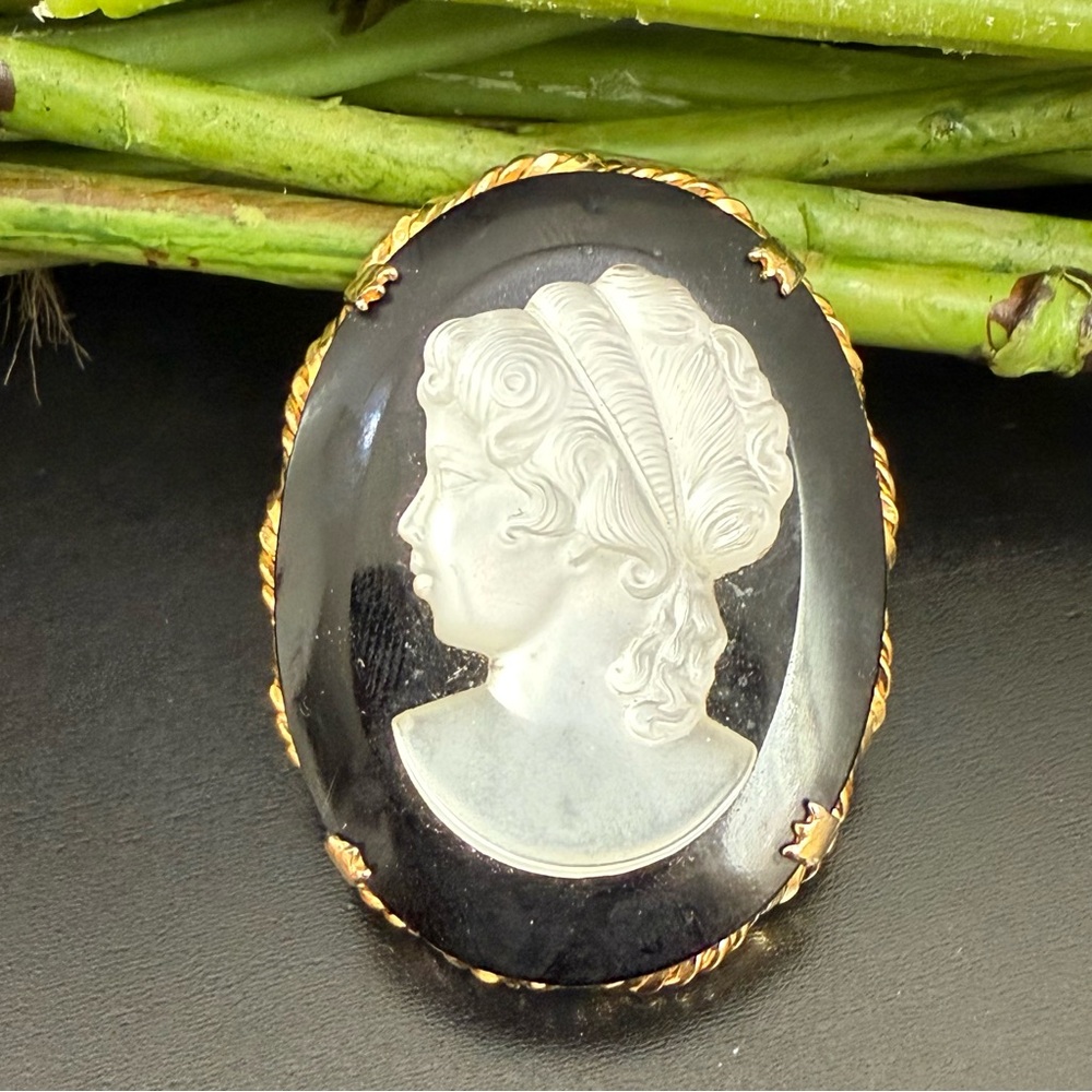 Vintage Unsigned White Lucite Black Satin Glass Gold-tone Cameo Brooch 17.6g.